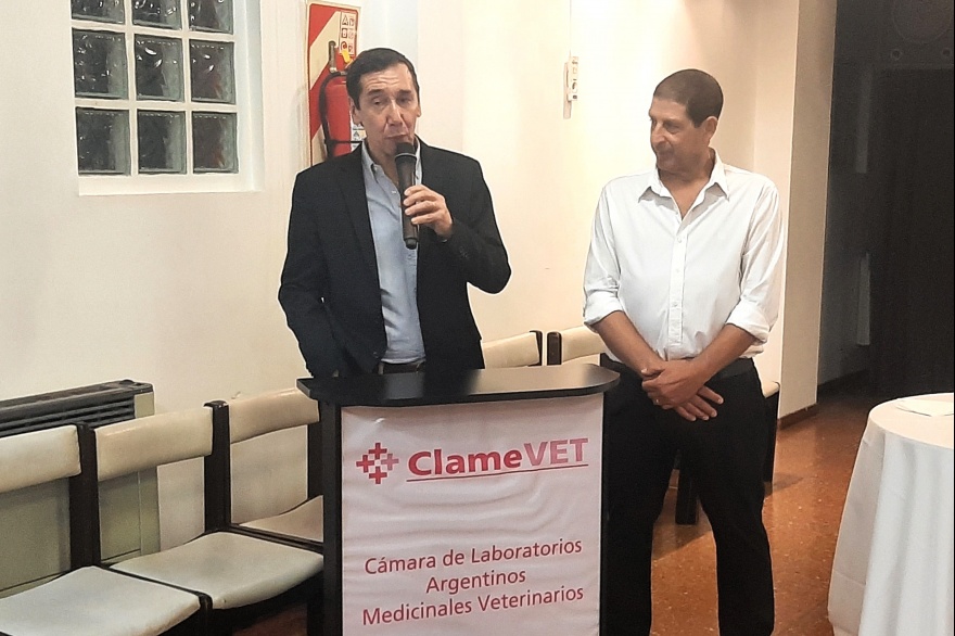 Dr. Jorge Casim, presidente de CLAMEVET, en el uso de la palabra. A su lado, el vicepresidente, Dr. José Chaul
