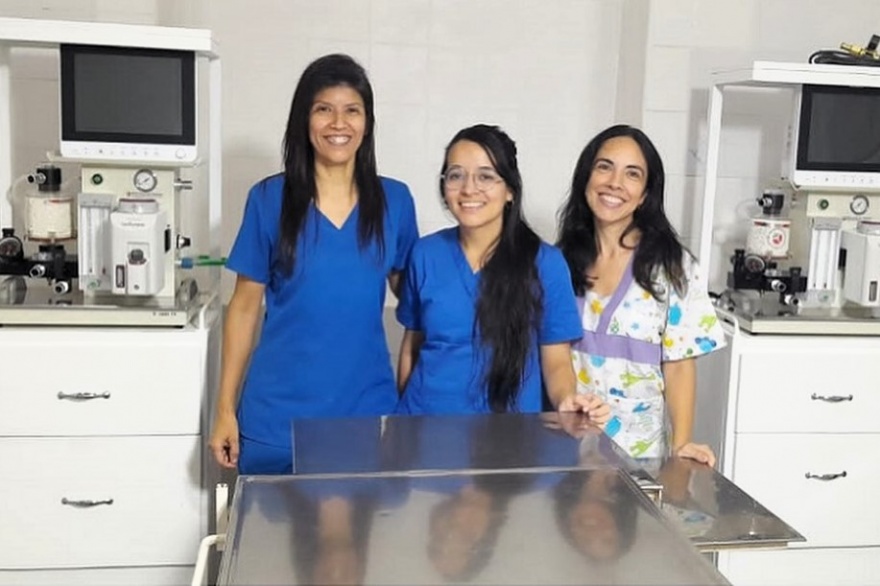 La Dra. Silvia Ludueño junto a la becaria Magalí Frette y la integrante del equipo de trabajo Mayra López Ramos. Foto: UNNE