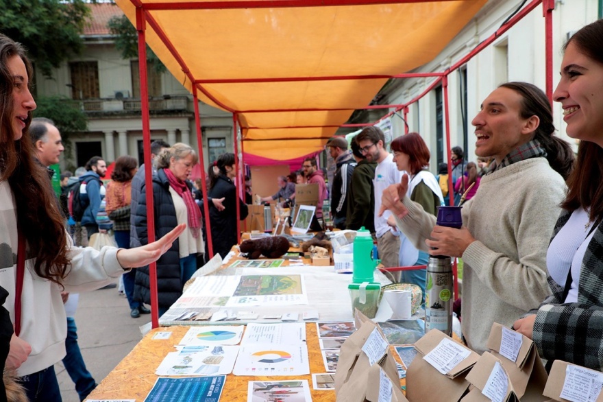 Stands de la Feria Ambiental en las Primeras Jornadas Ambientales de la UBA. Foto: UBA