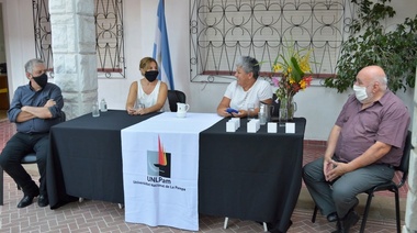 Entrega de medallas a docentes y no docentes de la UNLPam