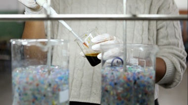 Investigadores de la UNLP buscan eliminar microplásticos del ambiente