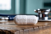 Casi un tercio de los anitibióticos de consumo humano terminan en los océanos o sumideros continentales